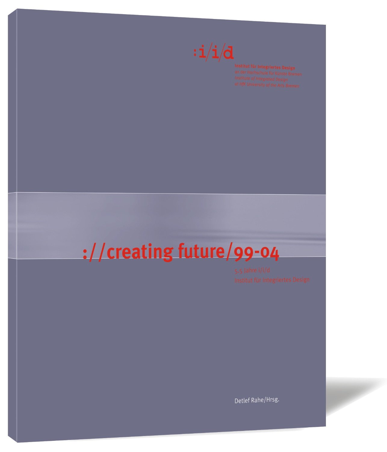 Buchcover von 'creating future 99-04' von Detlef Rahe (Hrsg.), mit grauem Hintergrund, roter Schrift und einem breiten helleren grauen Streifen, der von rechts nach links geht.