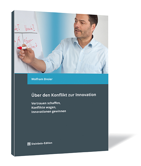 Buchcover 'Über den Konflikt zur Innovation' von Wolfram Dreier. Buchcover von 'Über den Konflikt zur Innovation' von Wolfram Dreier, mit einem Mann, der an ein Whiteboard schreibt.