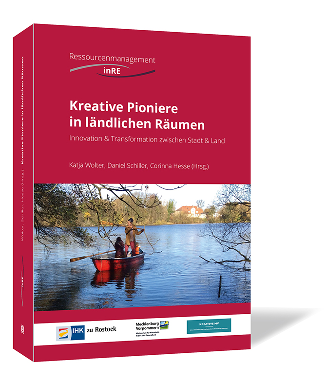 Buchcover 'Kreative Pioniere in ländlichen Räumen' von Katja Wolter, Daniel Schiller und Corinna Hesse. Buchcover von 'Kreative Pioniere in ländlichen Räumen' von Katja Wolter, Daniel Schiller und Corinna Hesse, mit einem Foto von zwei Personen in einem roten Boot auf einem See, vor herbstlicher Landschaft.