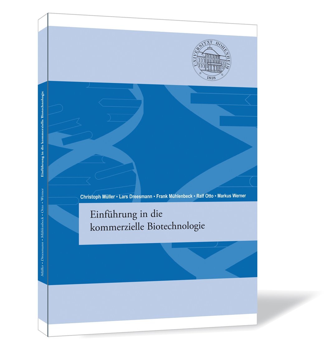 Buchcover von 'Einführung in die kommerzielle Biotechnologie' von Ralf Otto, Lars Dreesmann, Frank Mühlenbeck und Christoph Müller, mit blauem Hintergrund und dem Logo der Universität Hohenheim oben rechts.